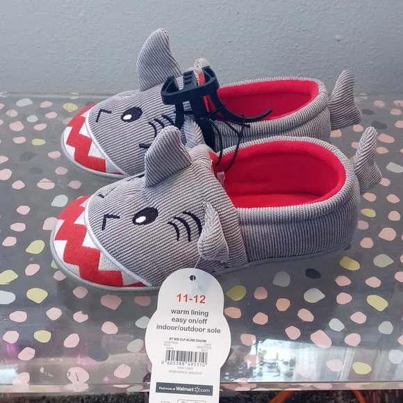 Wonder Nation Grey Kids Shark Slippers Size 11-12 - Picture 4 of 10